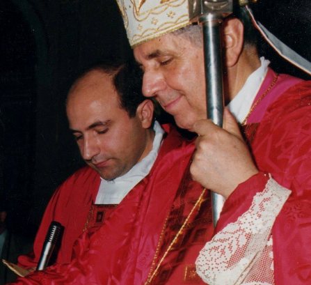 Don Alfio Daquino con l'arcivescovo che lo ha ordinato presbitero, mons. Luigi Bommarito (foto 1991).